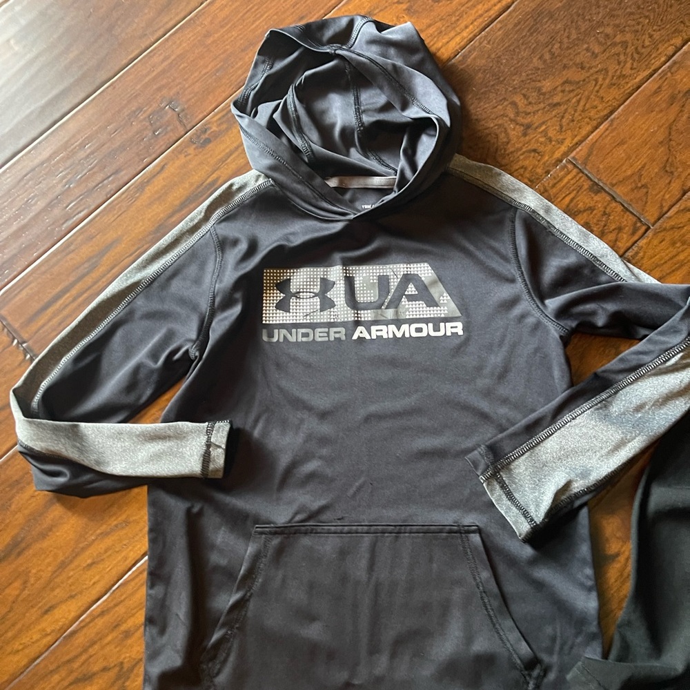Size 7 or youth small Long sleeve Under Armour shirts lot